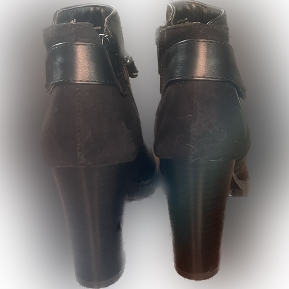 Simply Vera Wang Women’s Chain Detail Heeled Ankle Boots. - Picture 4 of 6